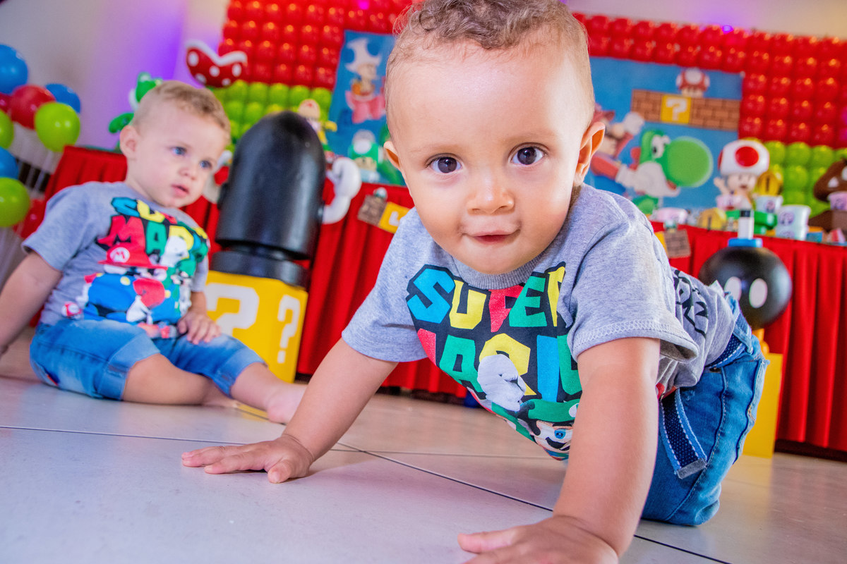 Irmãos olhando para a câmera em aniversário