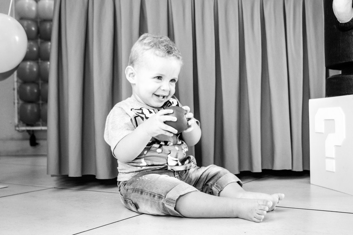 Nenê se divertindo em seu aniversário de 1 ano