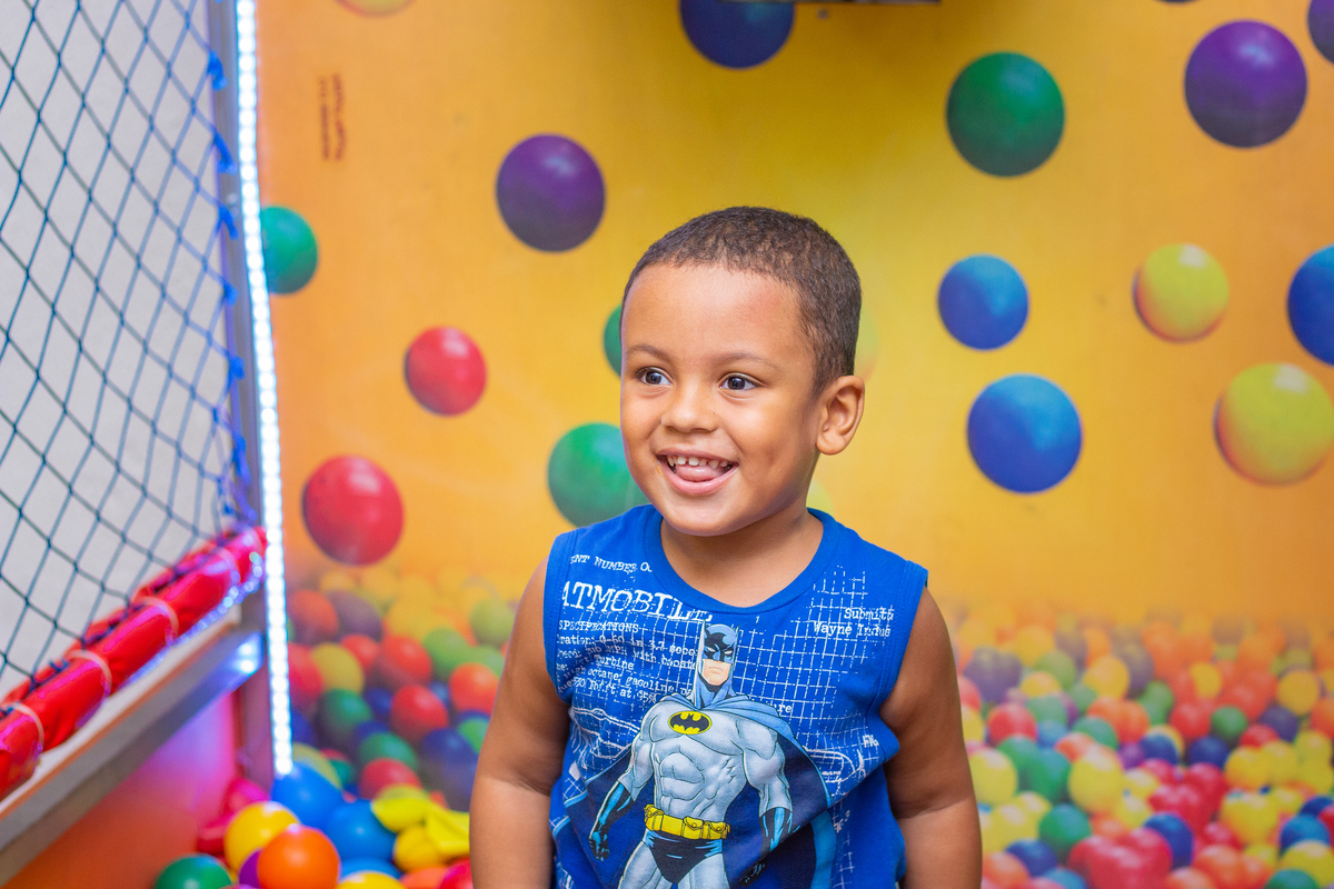 criança caindo do tombo legal em aniversário