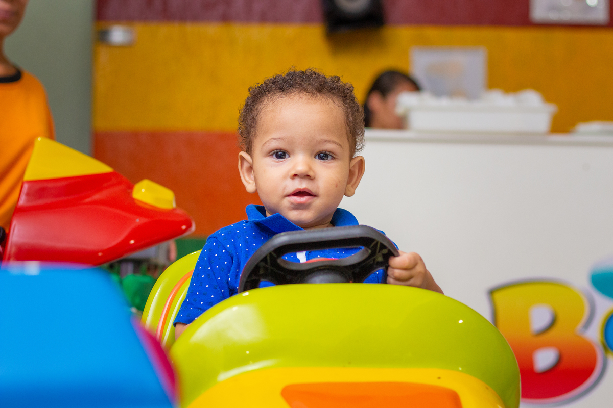 nenê de 1 ano brincando de dirigir em aniversário