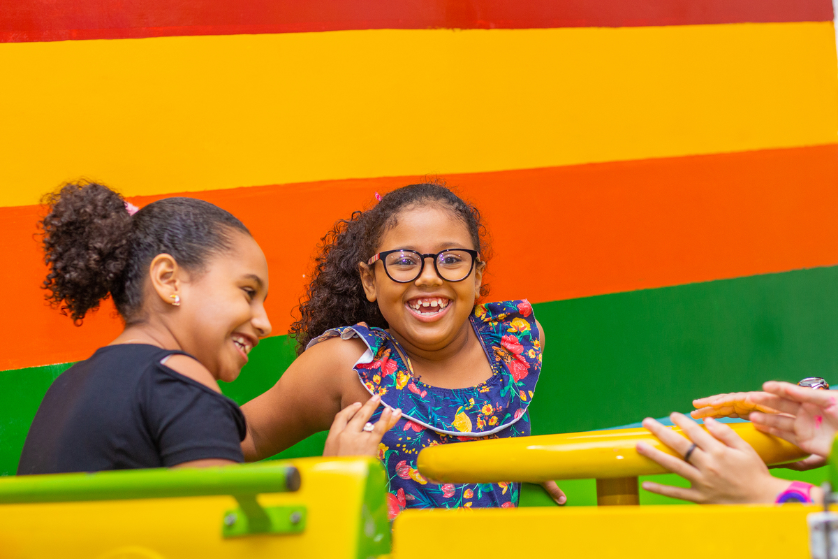 menina de óculos brincando na labamba