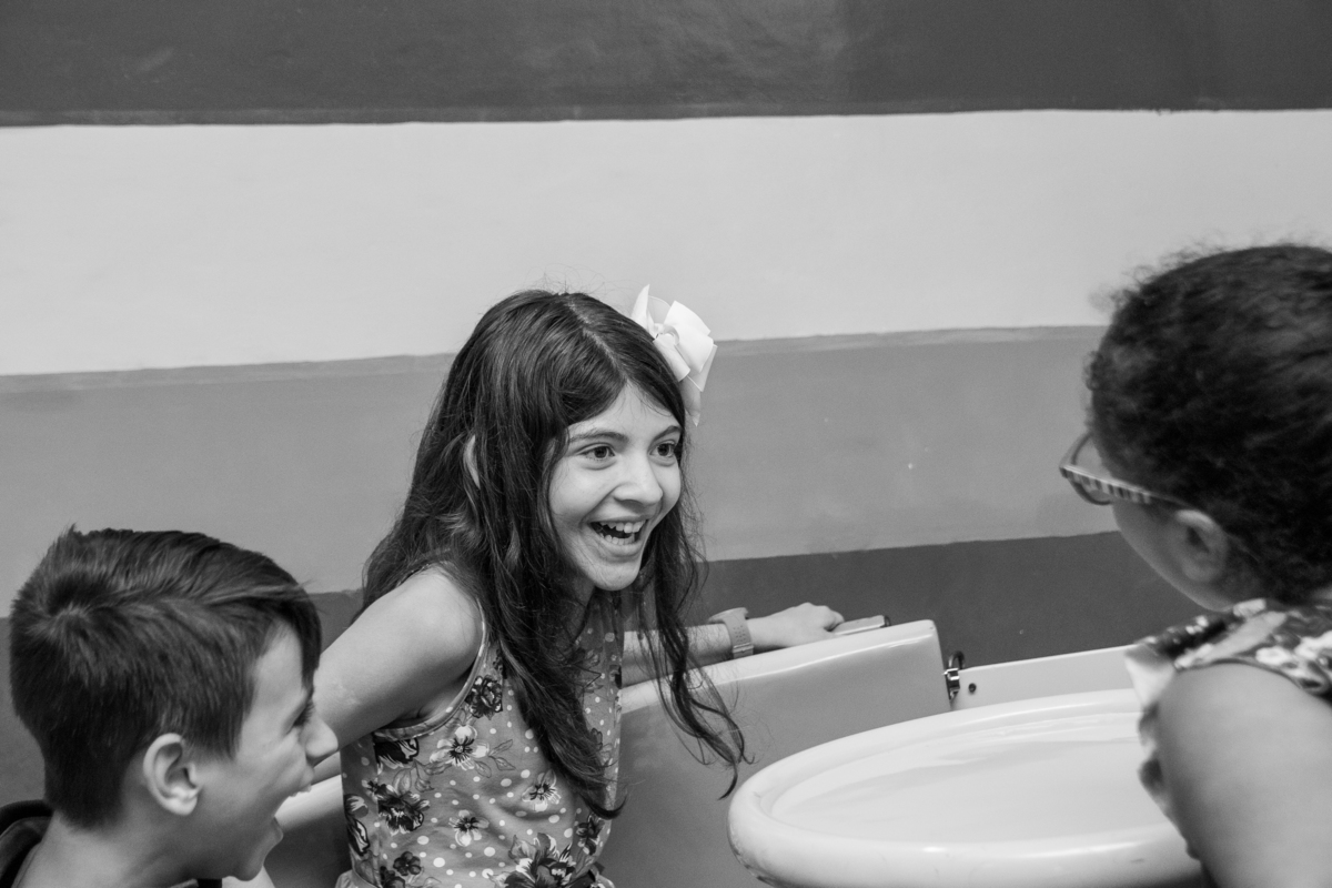 menina rindo em brinquedo labamba