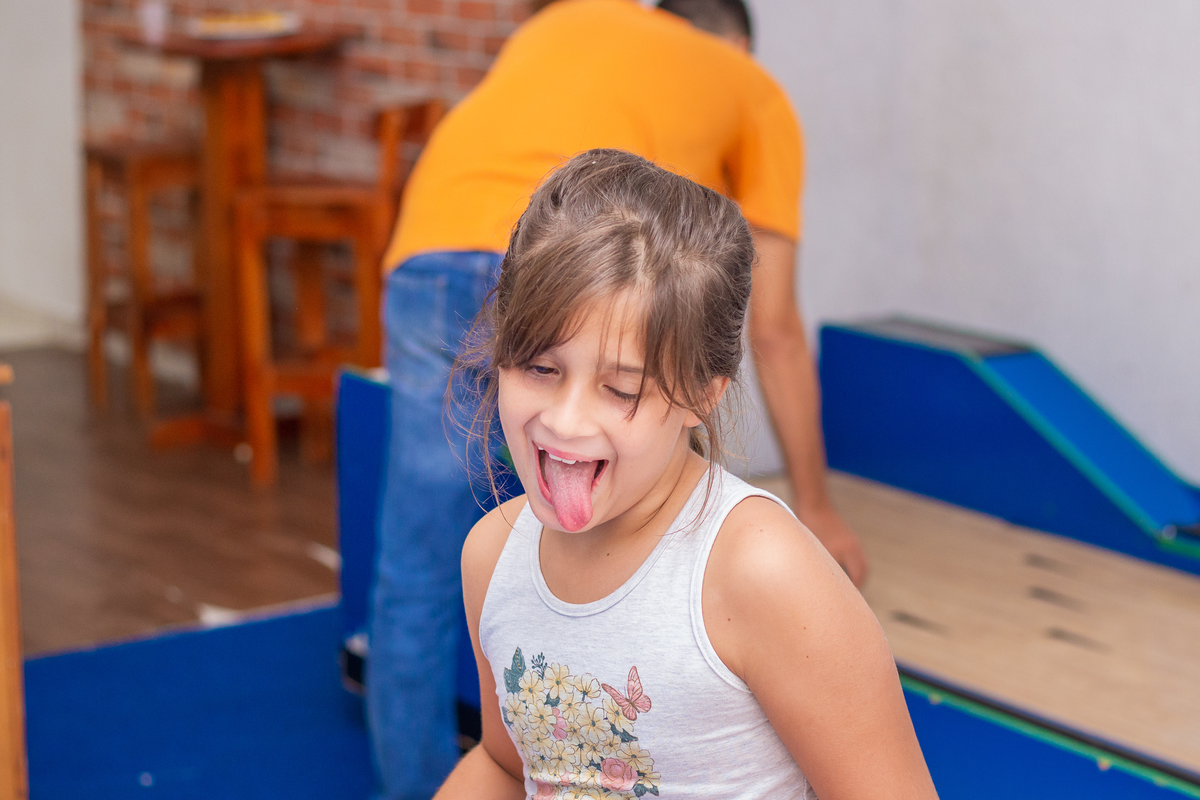 menina fazendo careta em aniversário