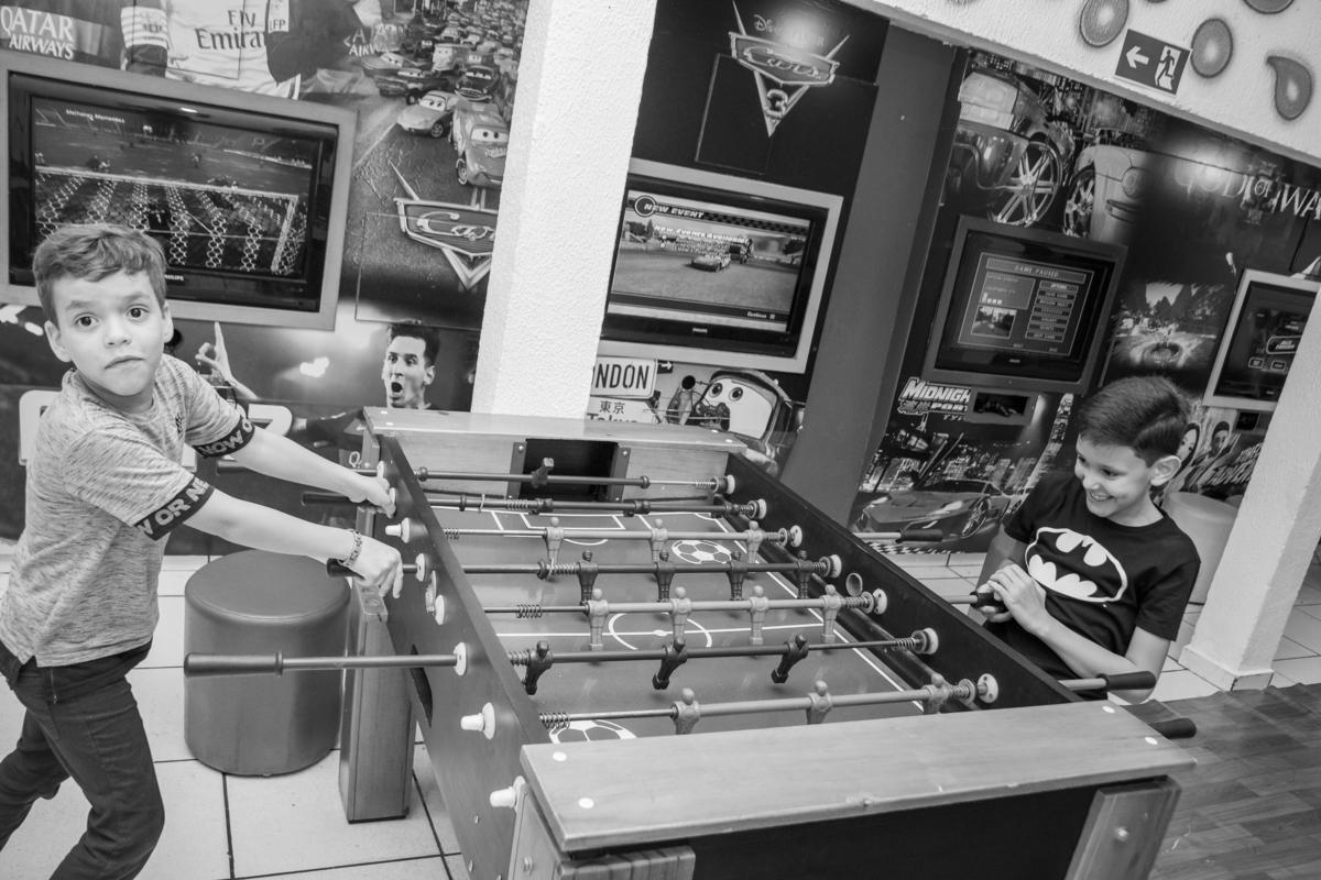 amigos se divertindo no pebolim em aniversário