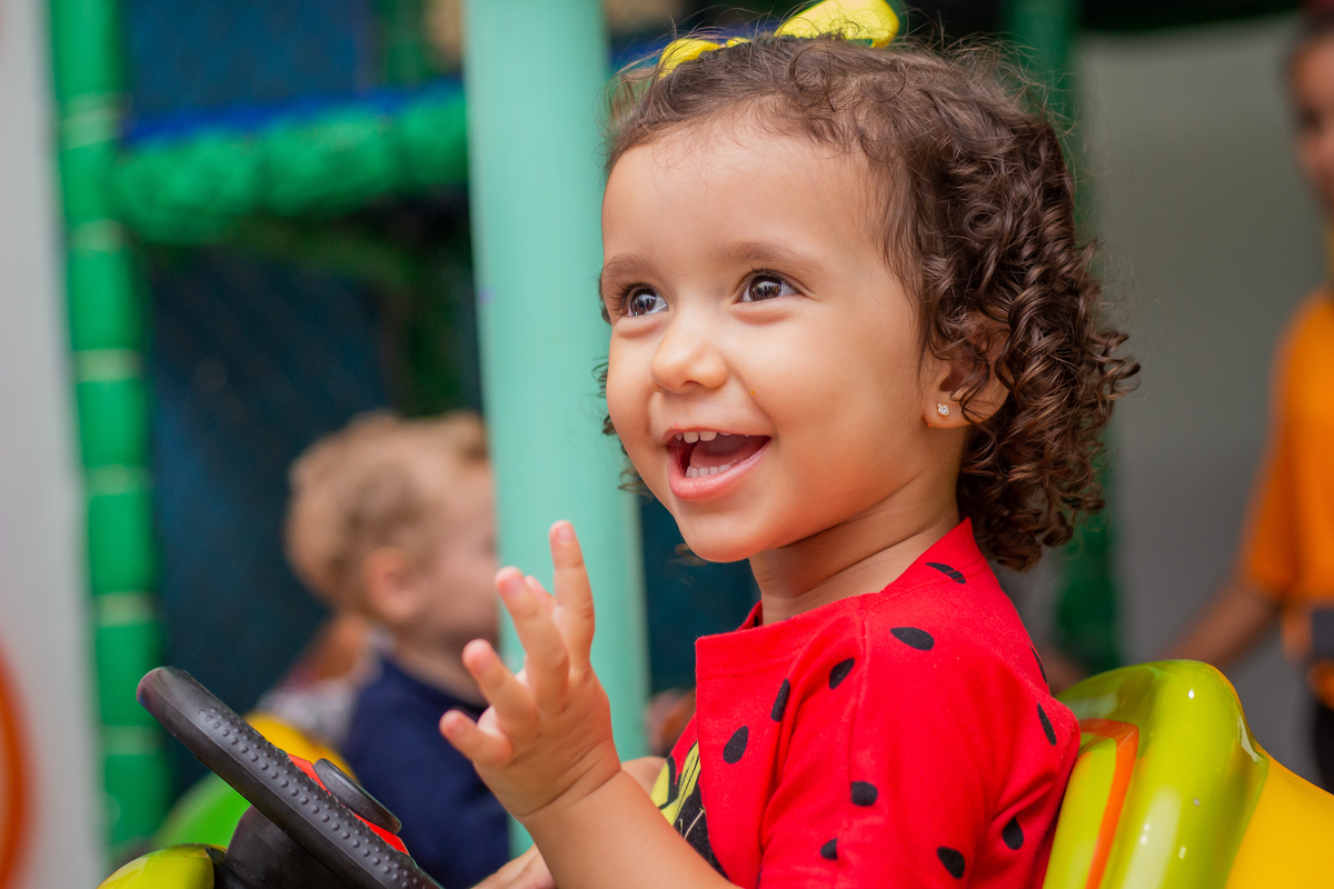 aniversariante dando tchau, aniversariante brincando de dirigir