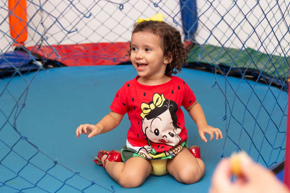 aniversariante brincando na cama elástica, aniversariante com vestido da magali