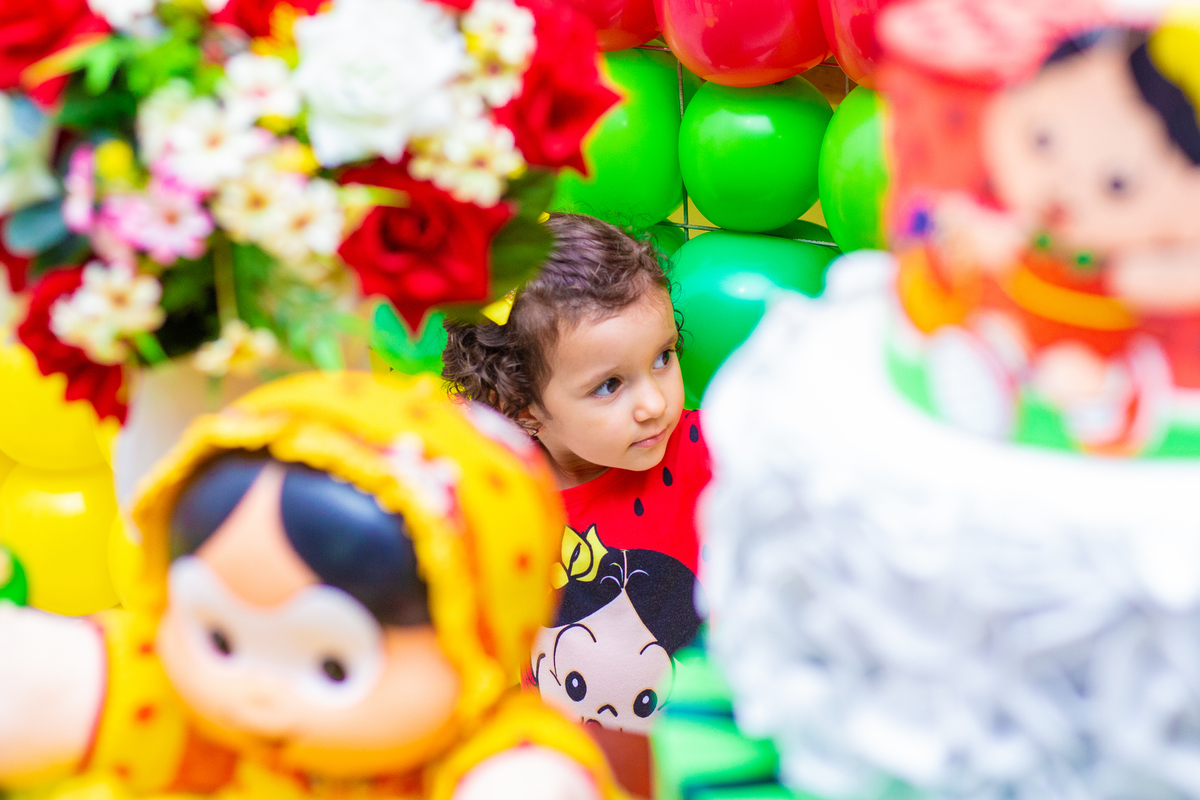 aniversariante esperando a hora do parabéns, ângulo diferente do parabéns