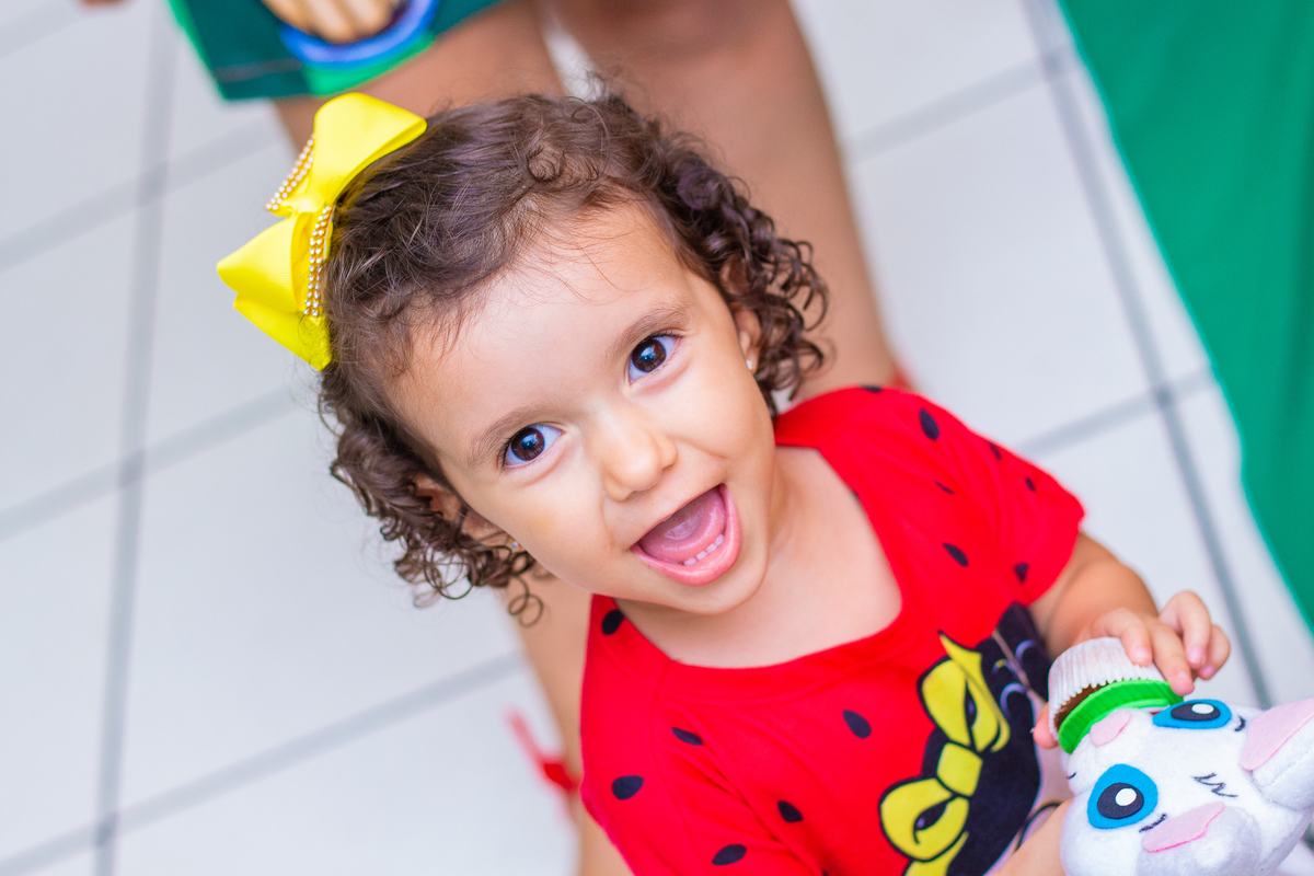 aniversariante de laço amarelo sorrindo 