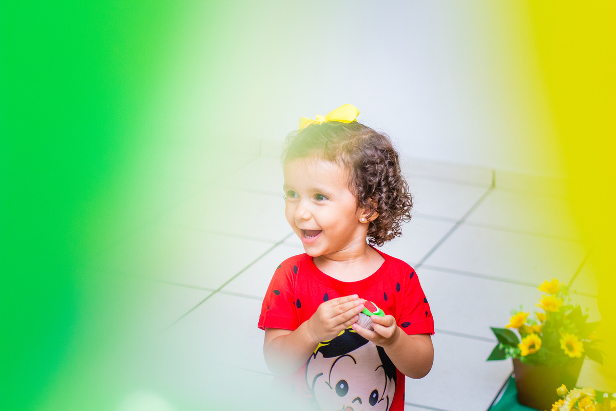 aniversariante feliz em sua festa, ângulo diferente para aniversário infantil