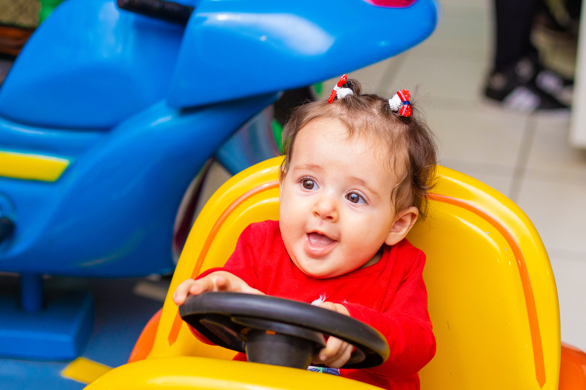 nenê de 1 ano brincando de dirigir em aniversário