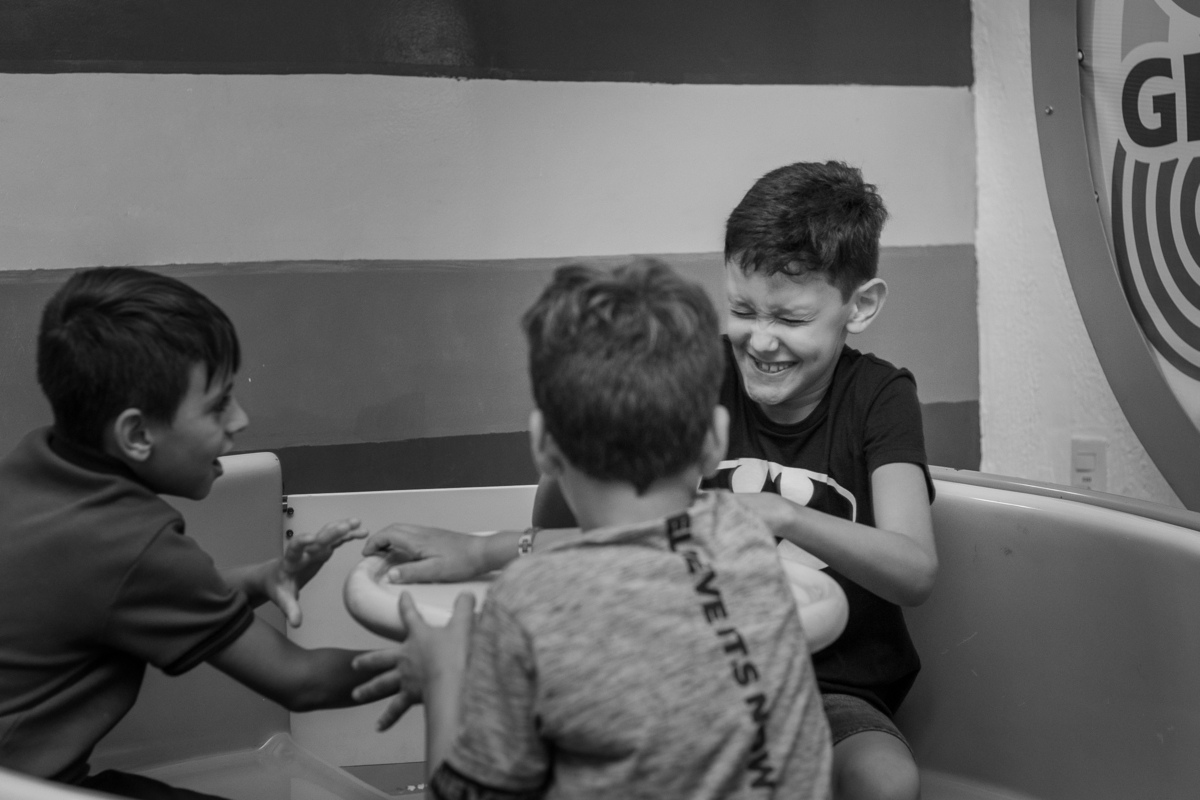 crianças girando na labamba em aniversário
