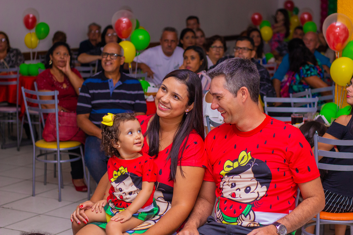 pais e aniversariante assistindo a sua retrospectiva animada