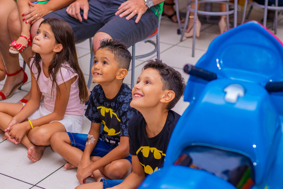 crianças dando risada assistindo retrospectiva animada