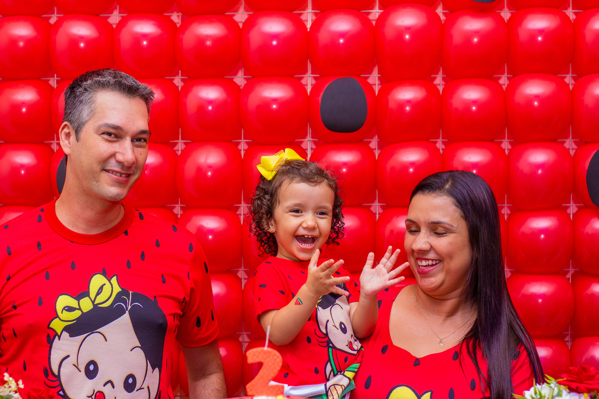 pais e filha cantando parabéns