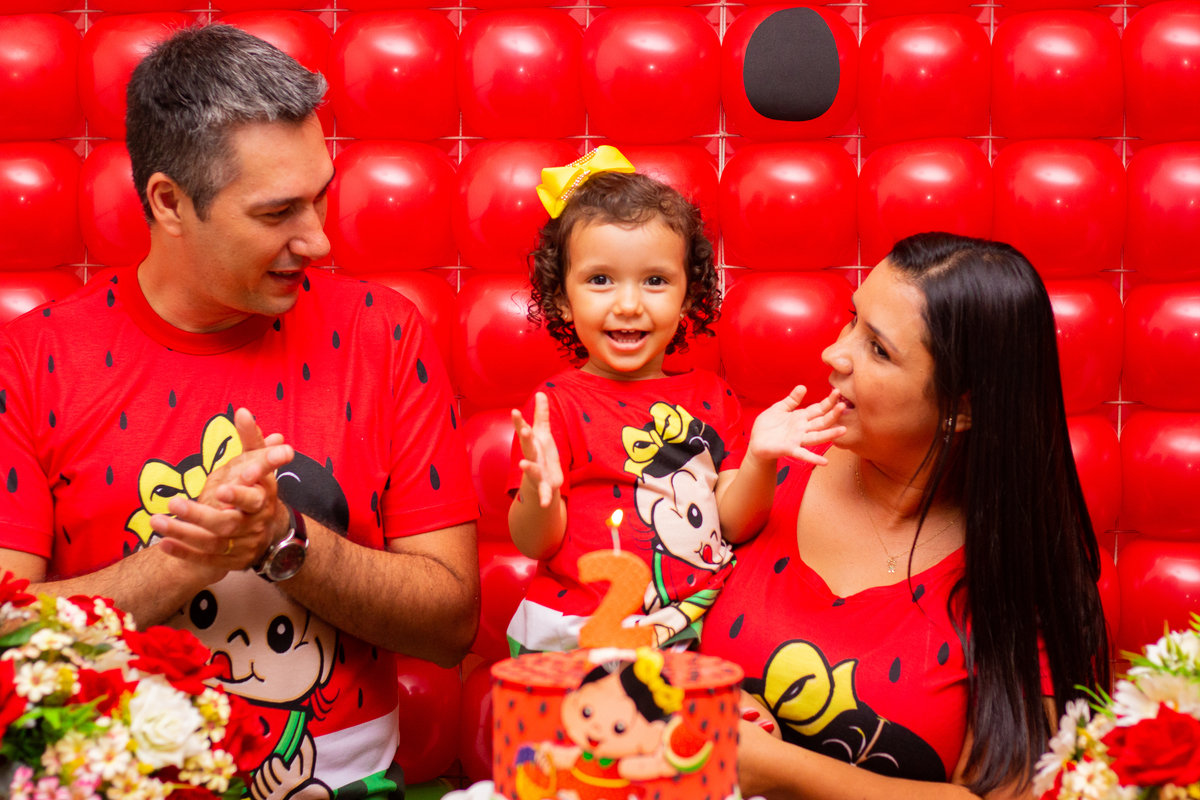 aniversariante e seus pais na hora do parabéns