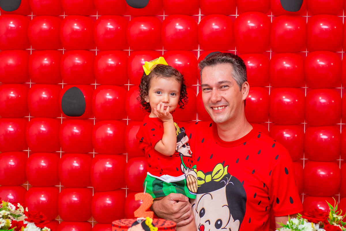 Pai e aniversariante na mesa do bolo, camiseta pai e filha da magali