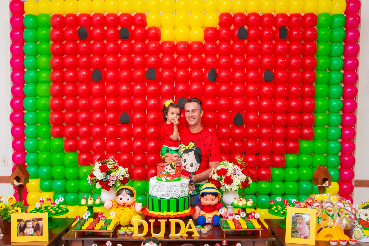 Pai e filha na mesa do bolo, aniversário tema magalo