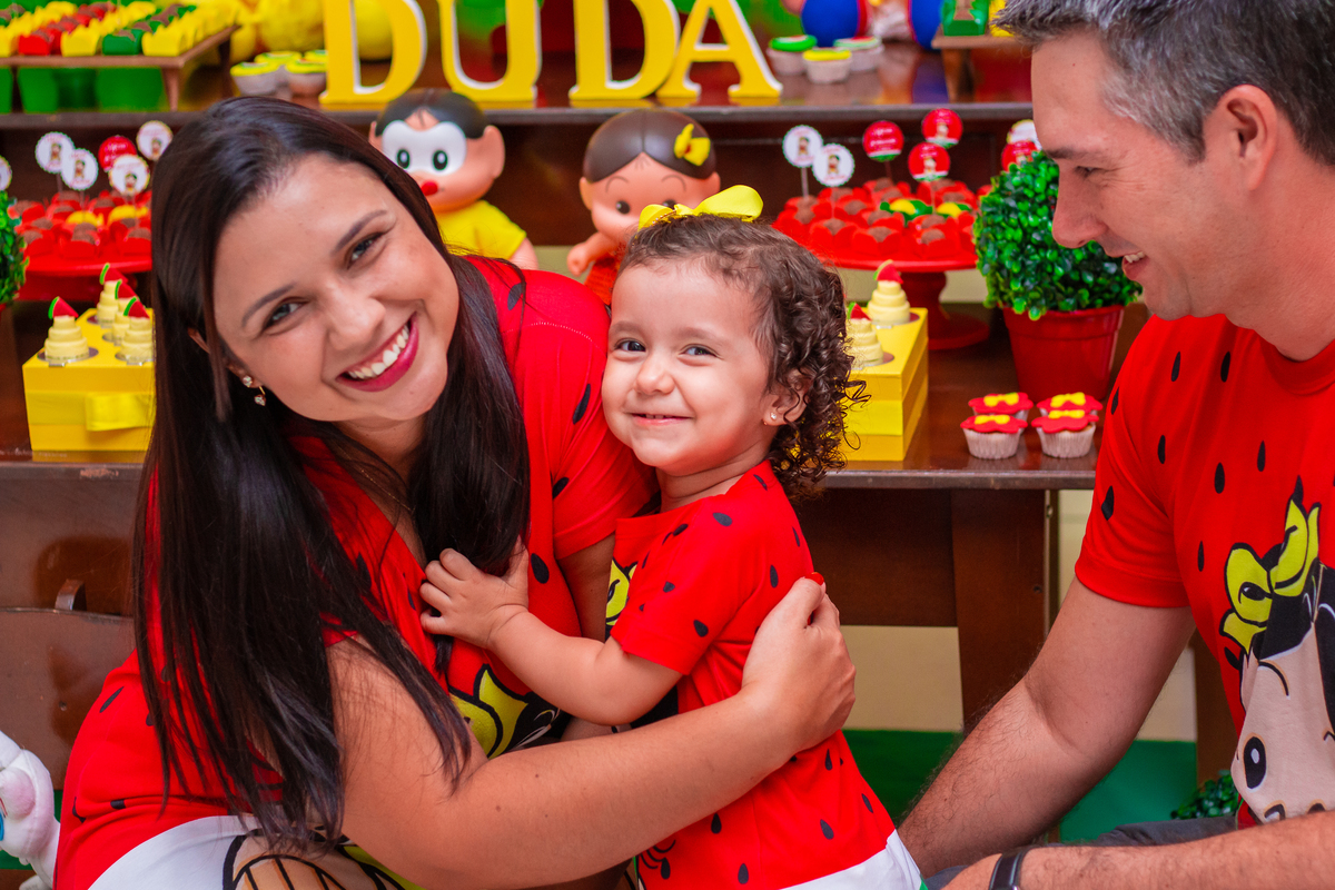 Pais e filha sorrindo em seu aniversário, camiseta de família da Magaki