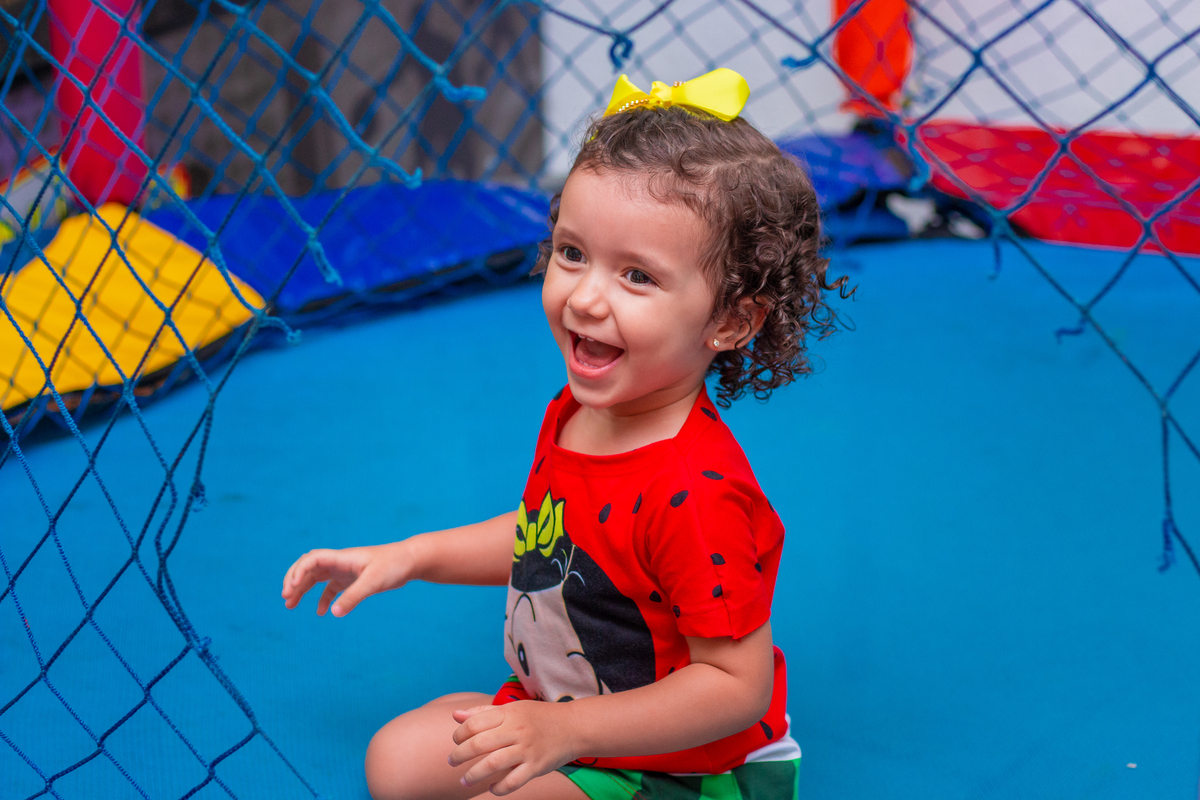 Nenê brincando na cama elástica em aniversário