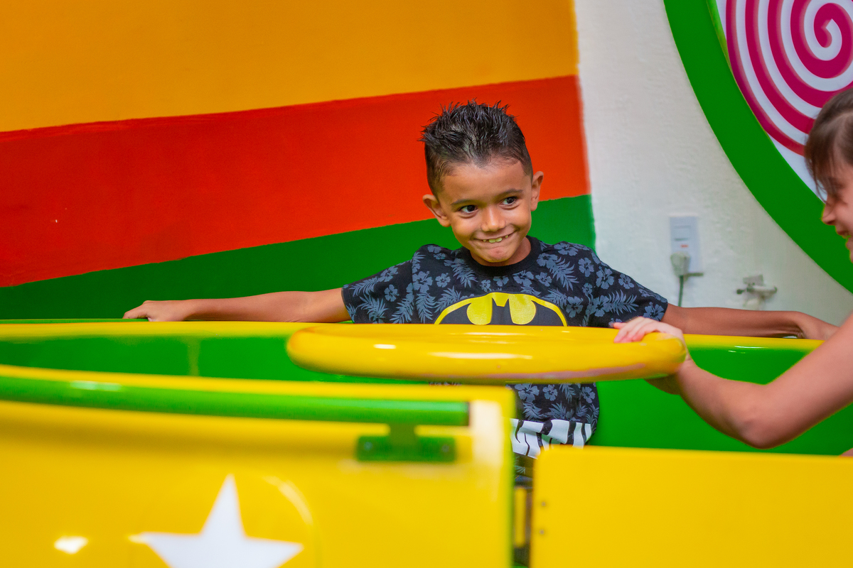 criança sorrindo no brinquedo labamba