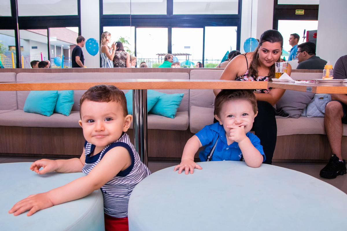 nenês rindo para a foto 