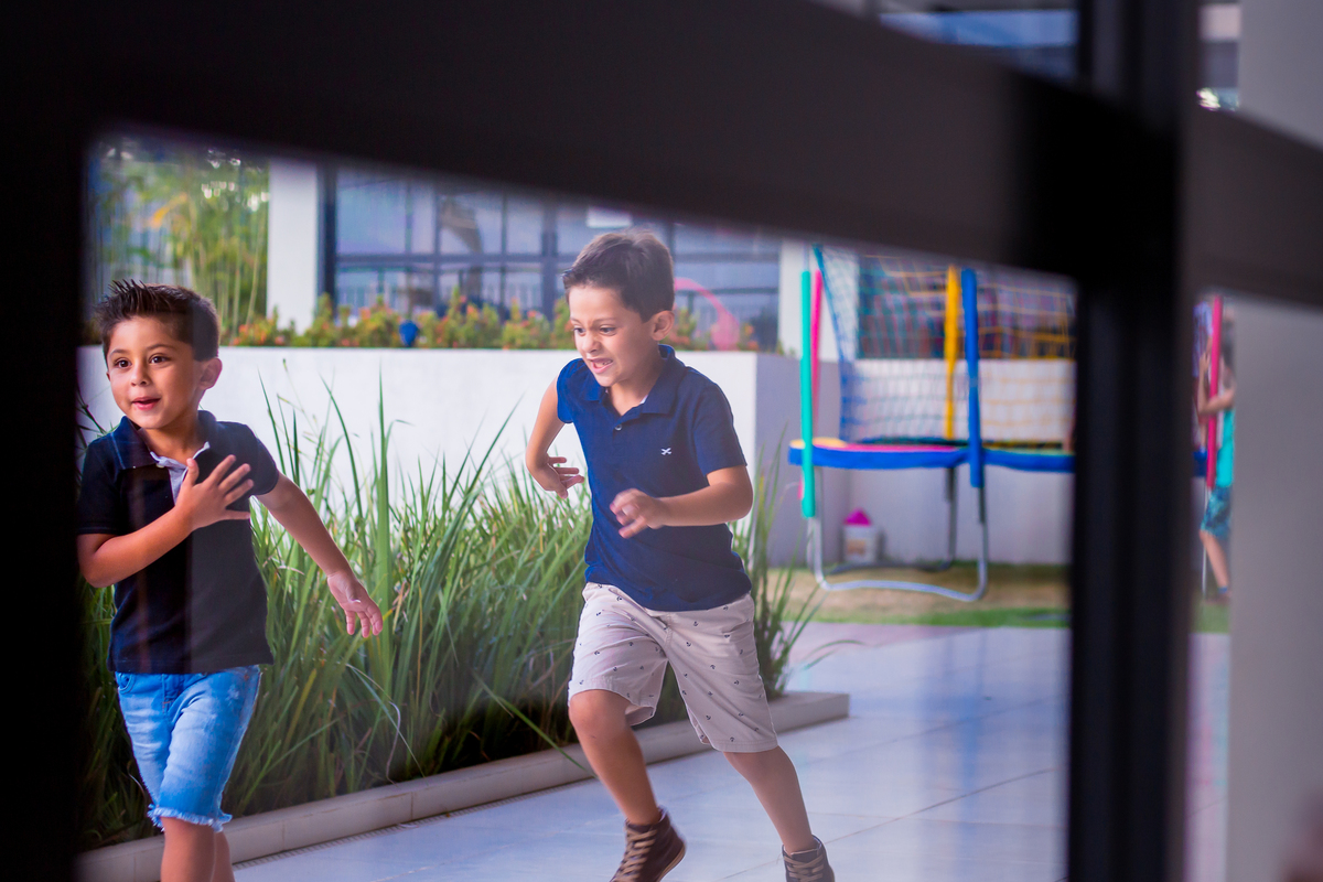 crianças brincando de correr em aniversário