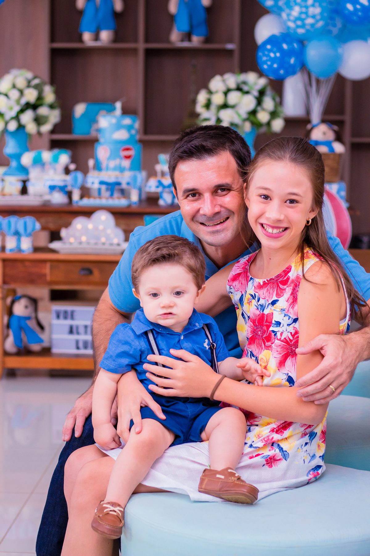 Pai, filho e prima sorrindo em aniversário
