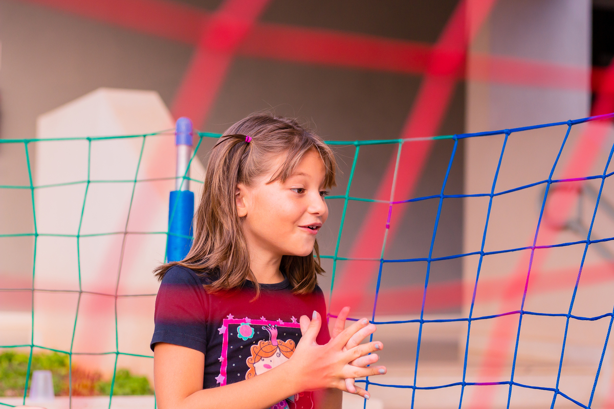 menina conversando em cama elástica