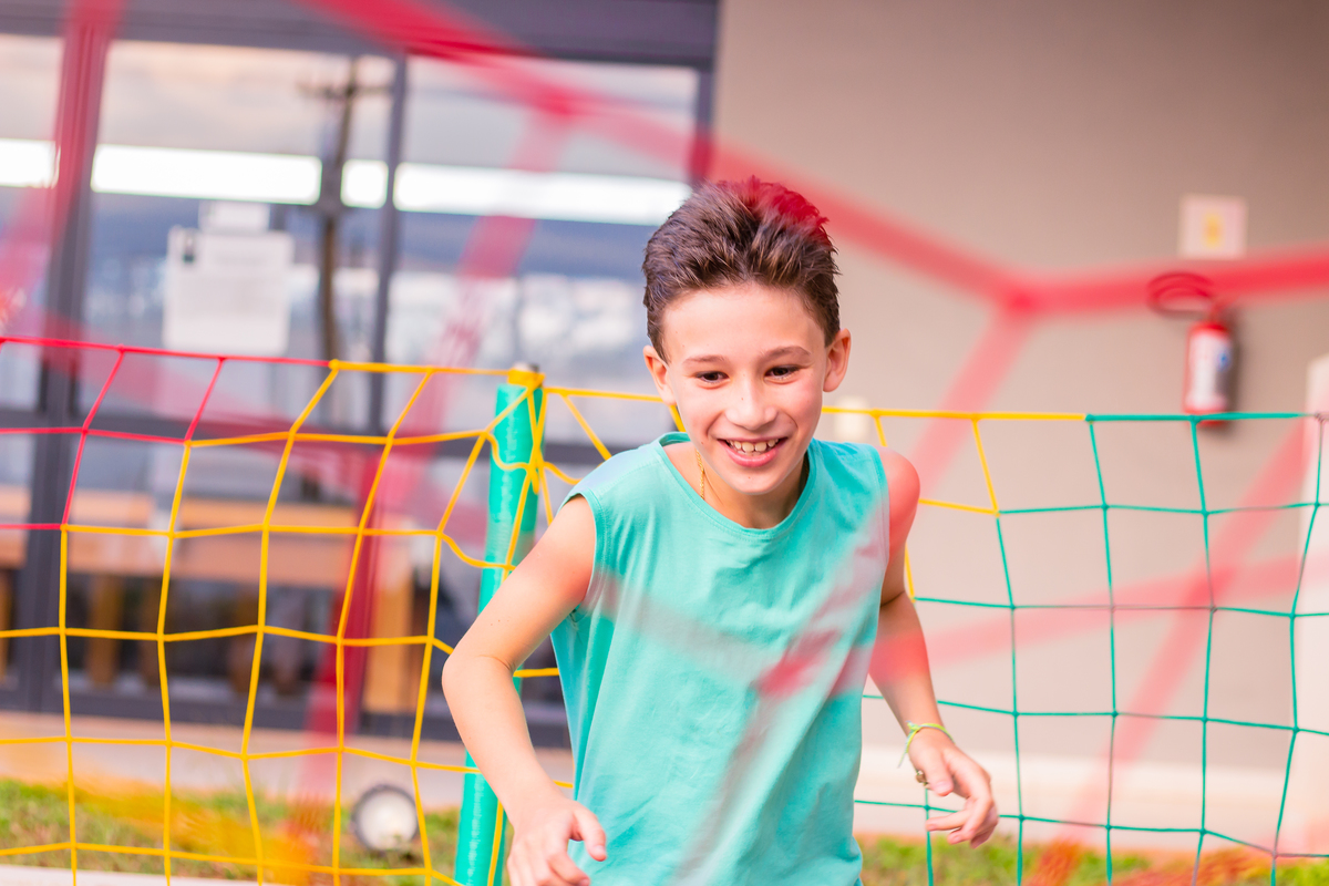 menino pulando na cama elástica