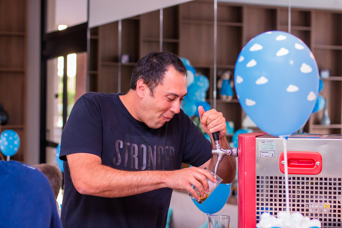 Adulto tomando chopp em aniversário