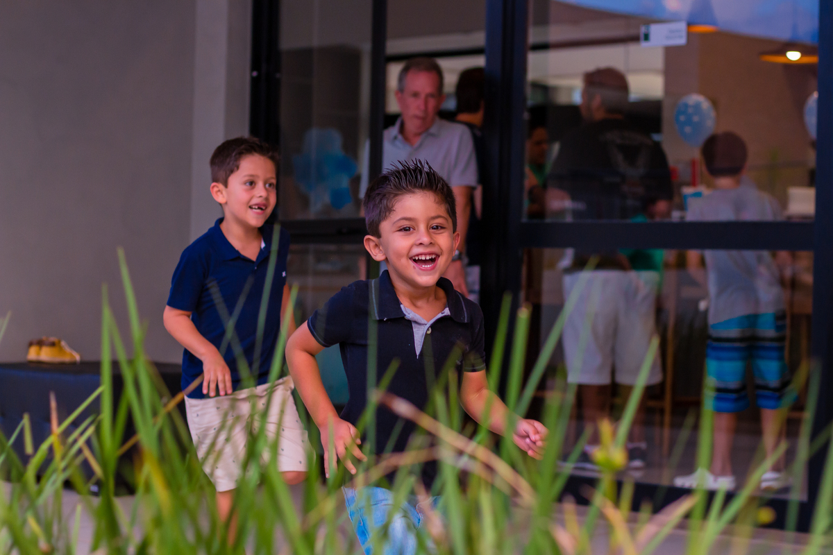 crianças correndo pela grama em aniversário
