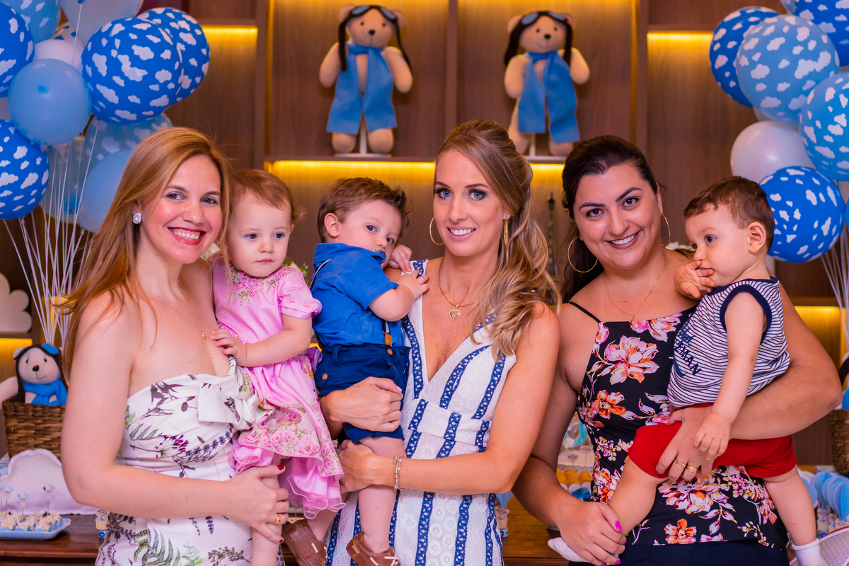mães e filhos reunidos em aniversário infantil
