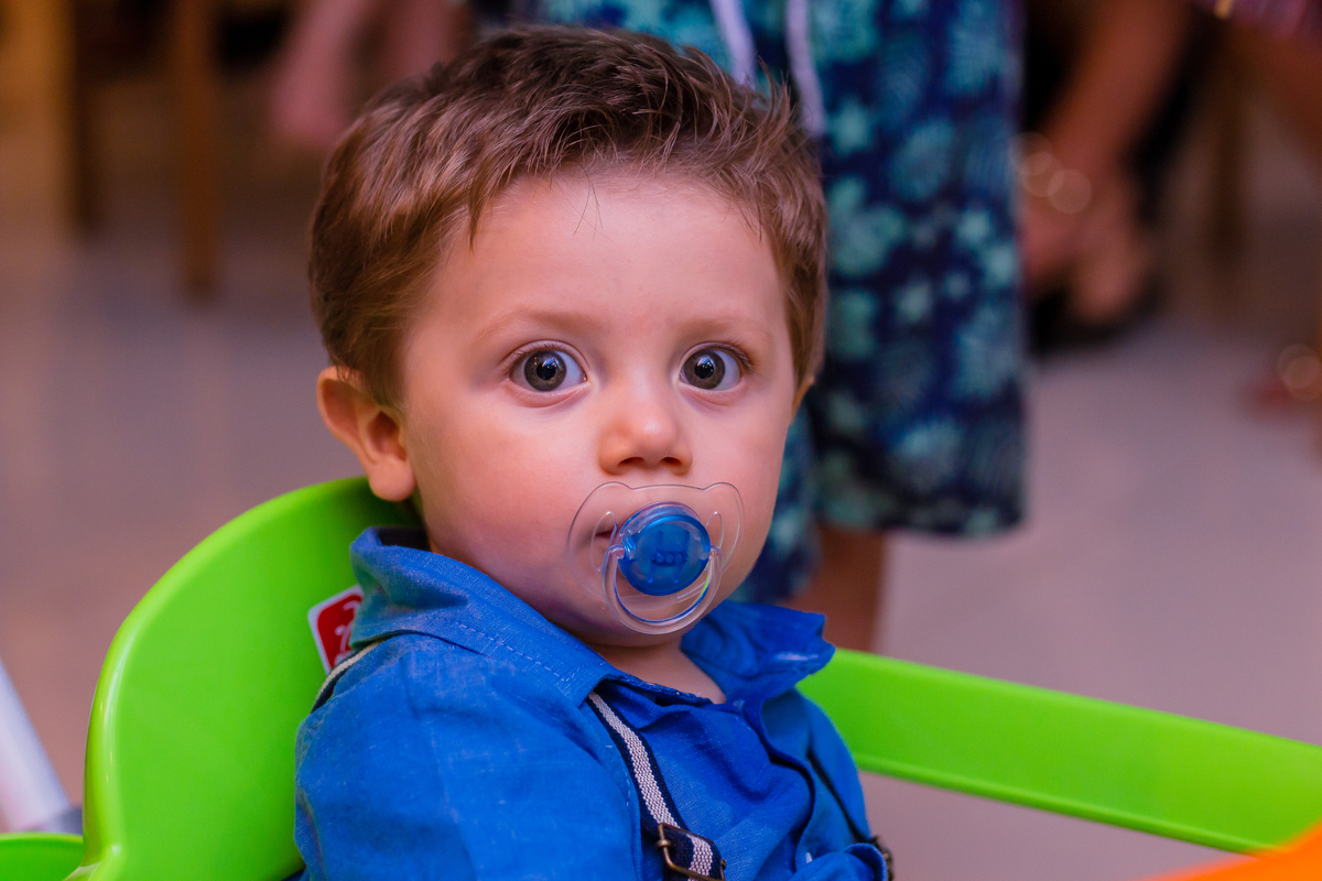 aniversariante brincando de dirigir