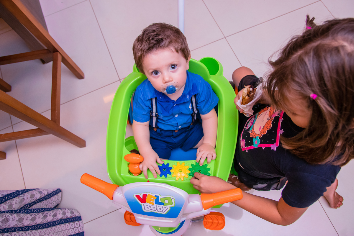 nenê e prima brincando de dirgir