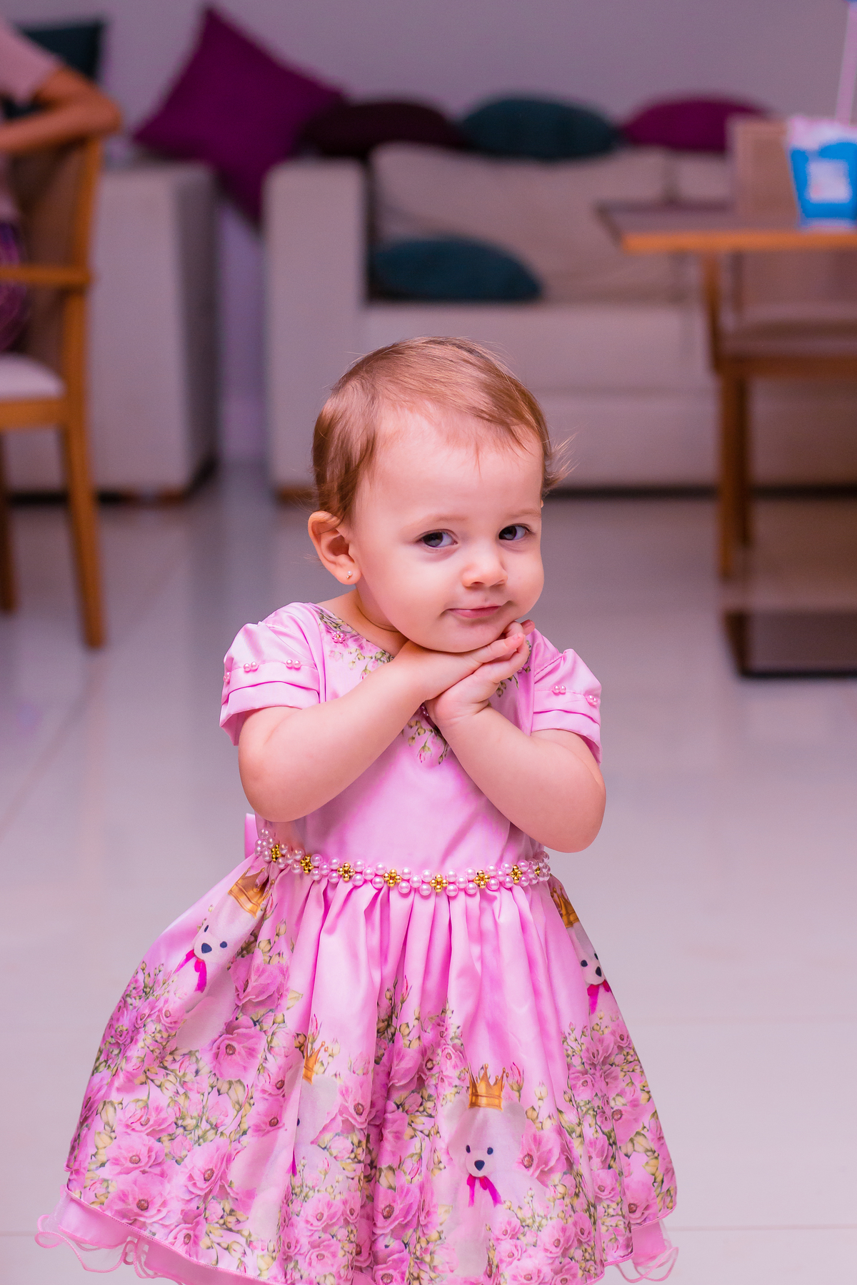 nenê de vestido fazendo pose para a foto