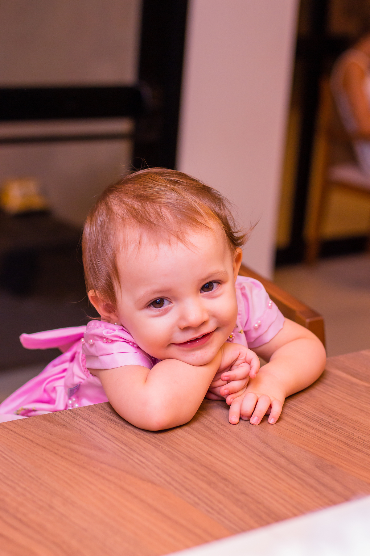 nenê sorrindo para a foto em aniversário infantil