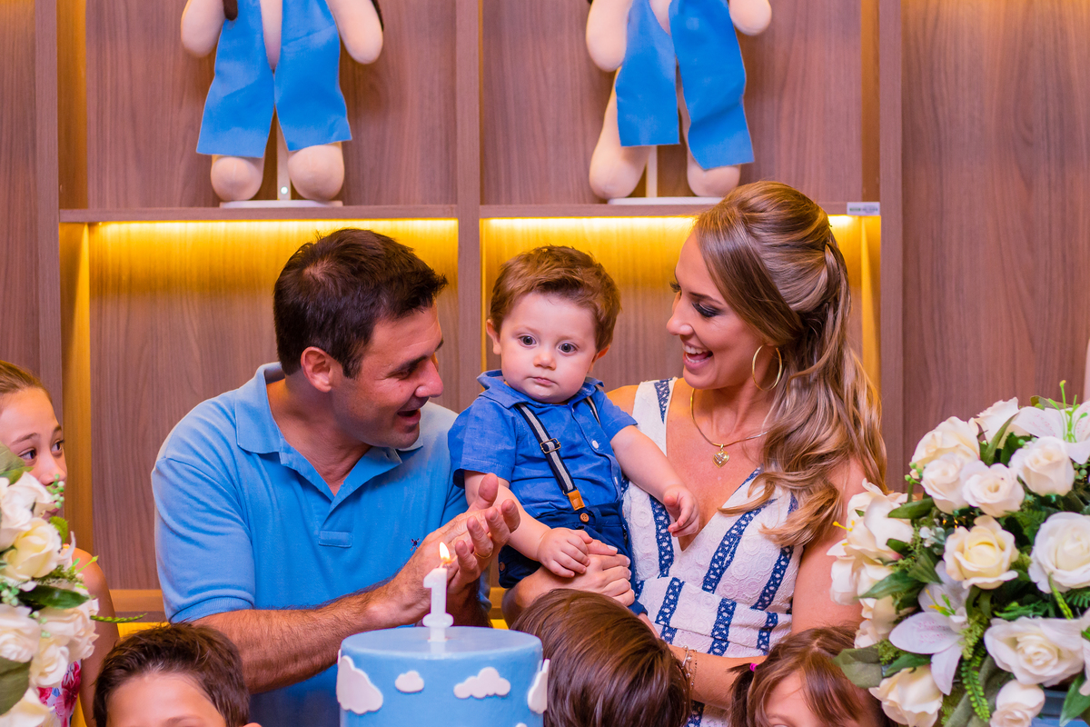 pais e filho na mesa do bolo