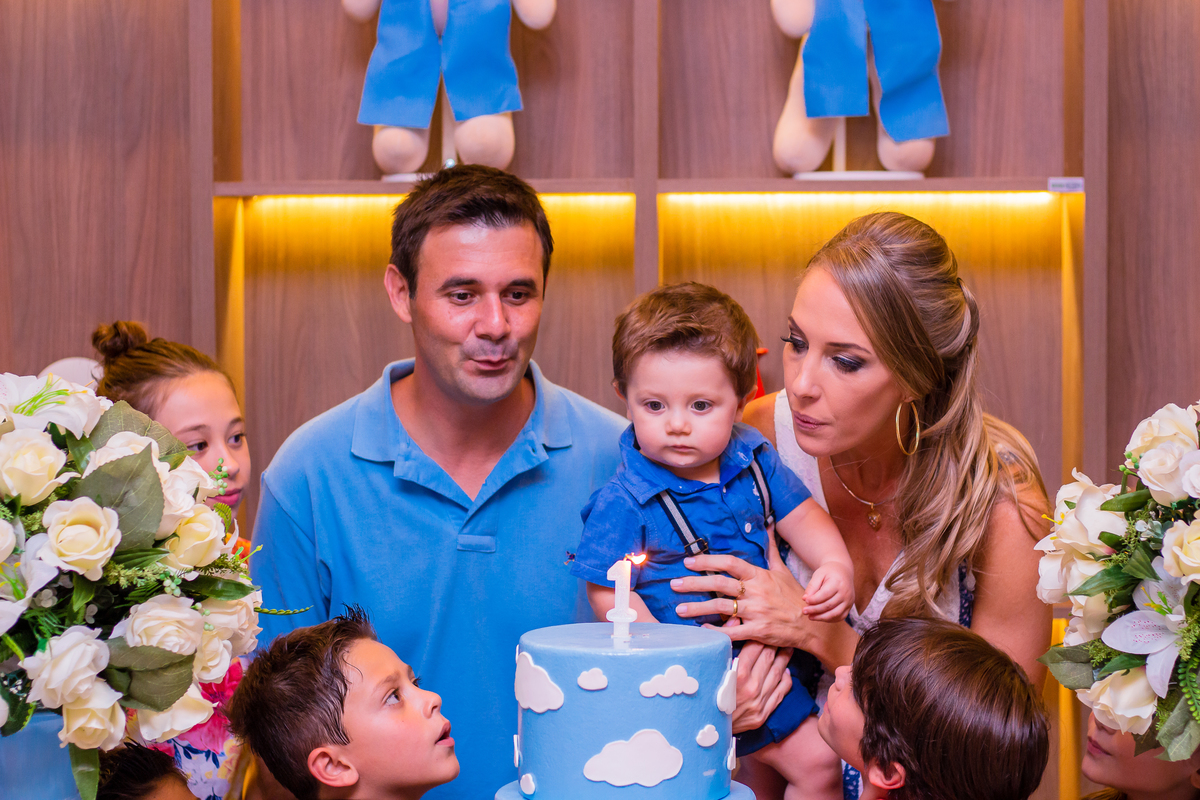 pais e filho na hora do parabéns