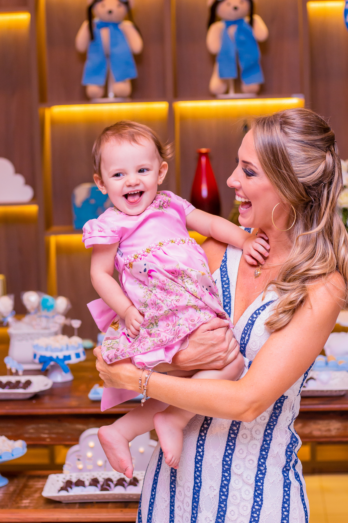 nenê e tia dando risada em aniversário
