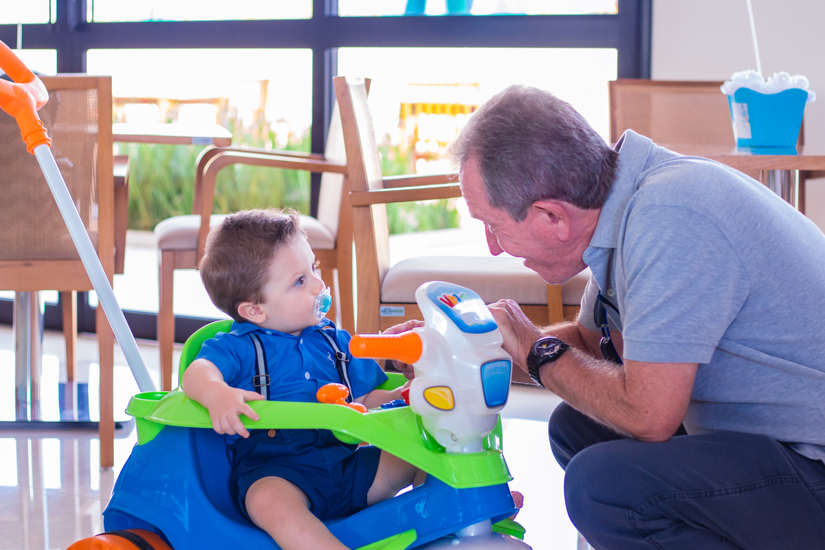 avô brincando com o neto em aniversário
