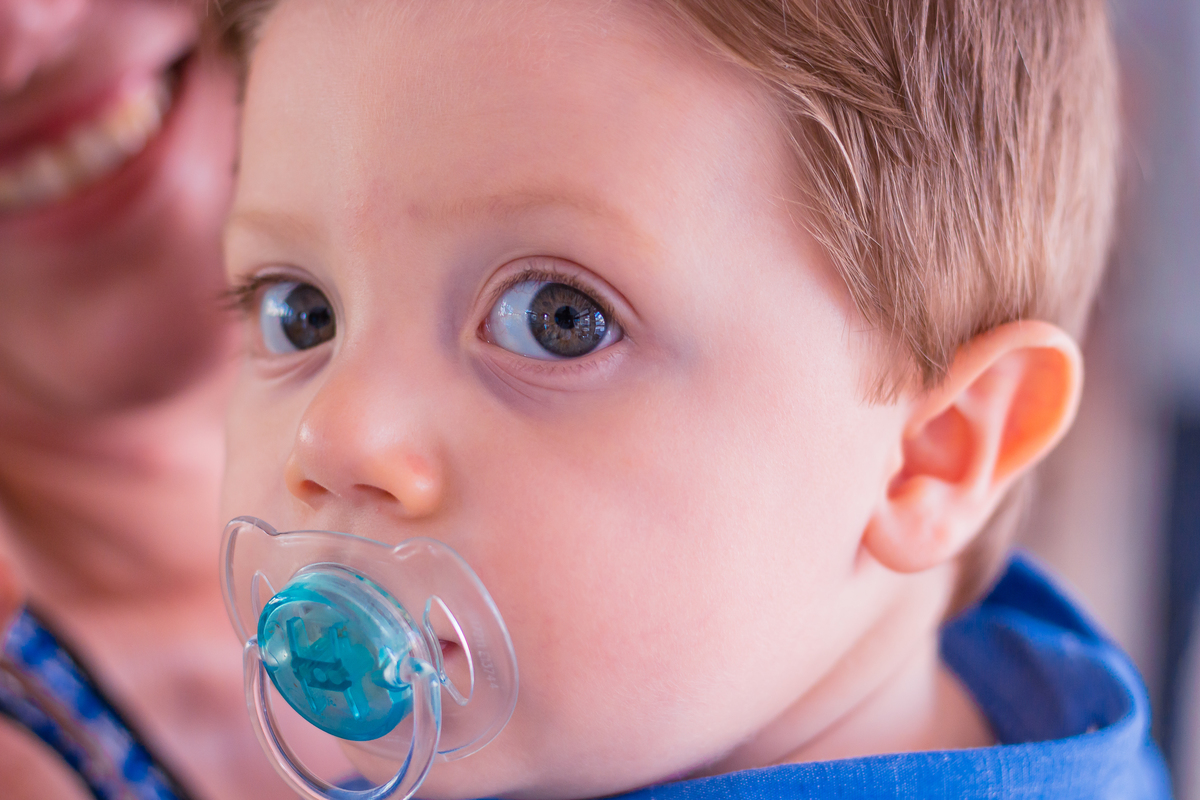 nenê chupando chupeta em seu aniversário