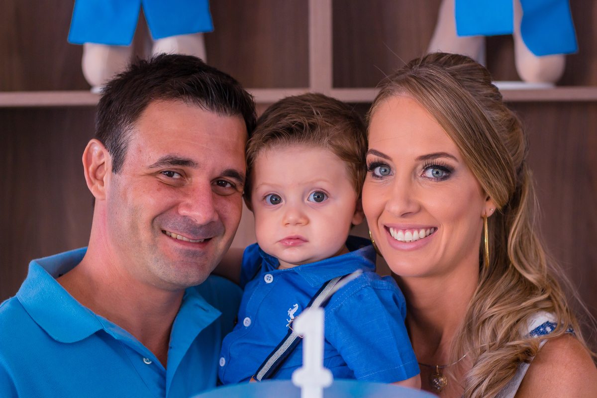 pais e filho na mesa do bolo