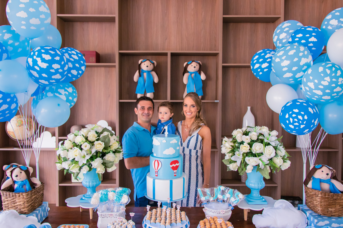 pais e filho em seu aniversário