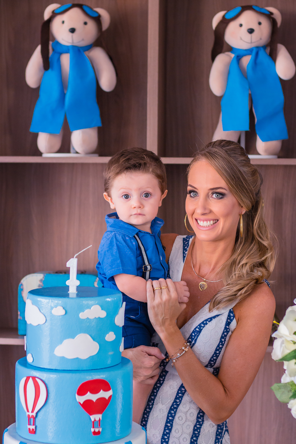 mãe e aniversariante na mesa do bolo