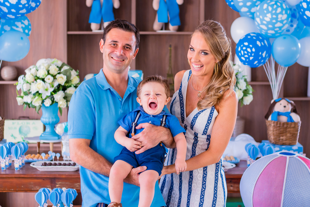 mãe, pai e filho sorrindo em seu aniversário