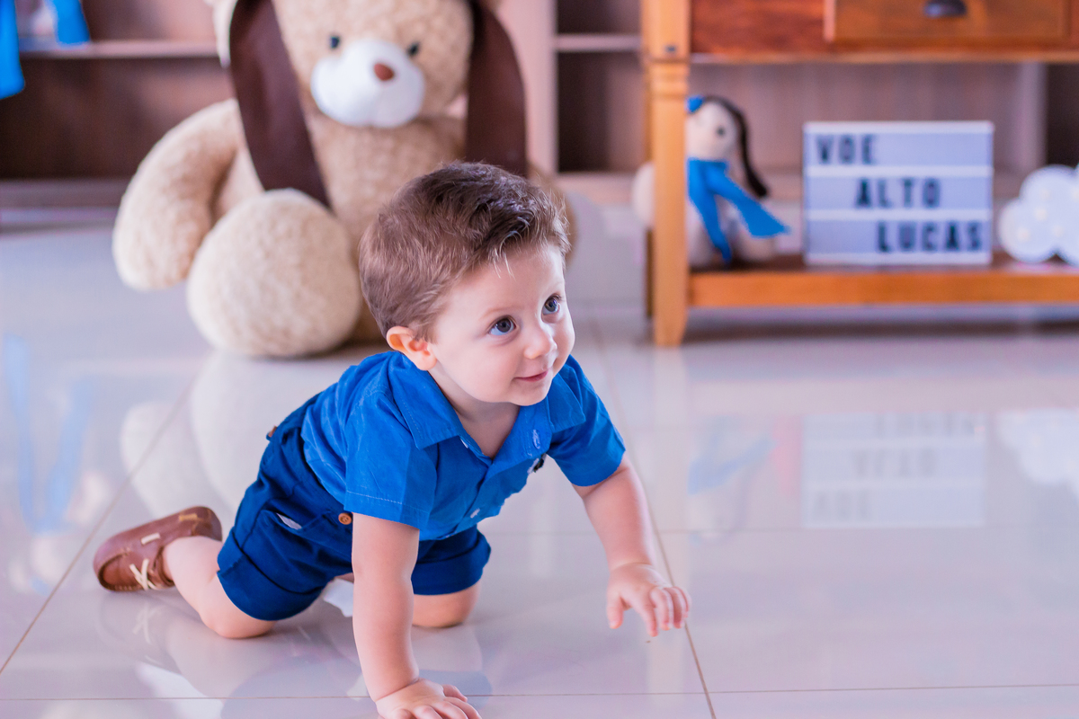 nenê engatinhando em seu aniversário