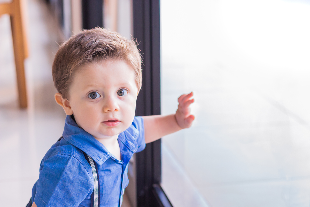 nenê olhando para a foto