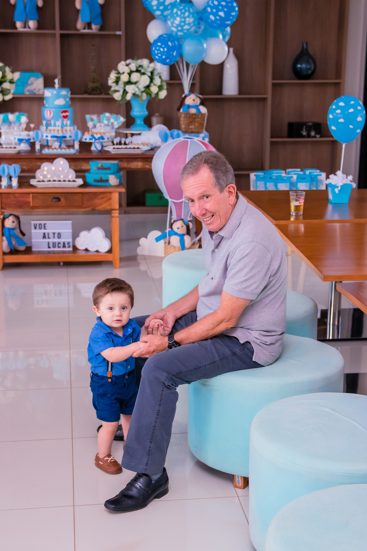 vô e neto sorrindo para a foto