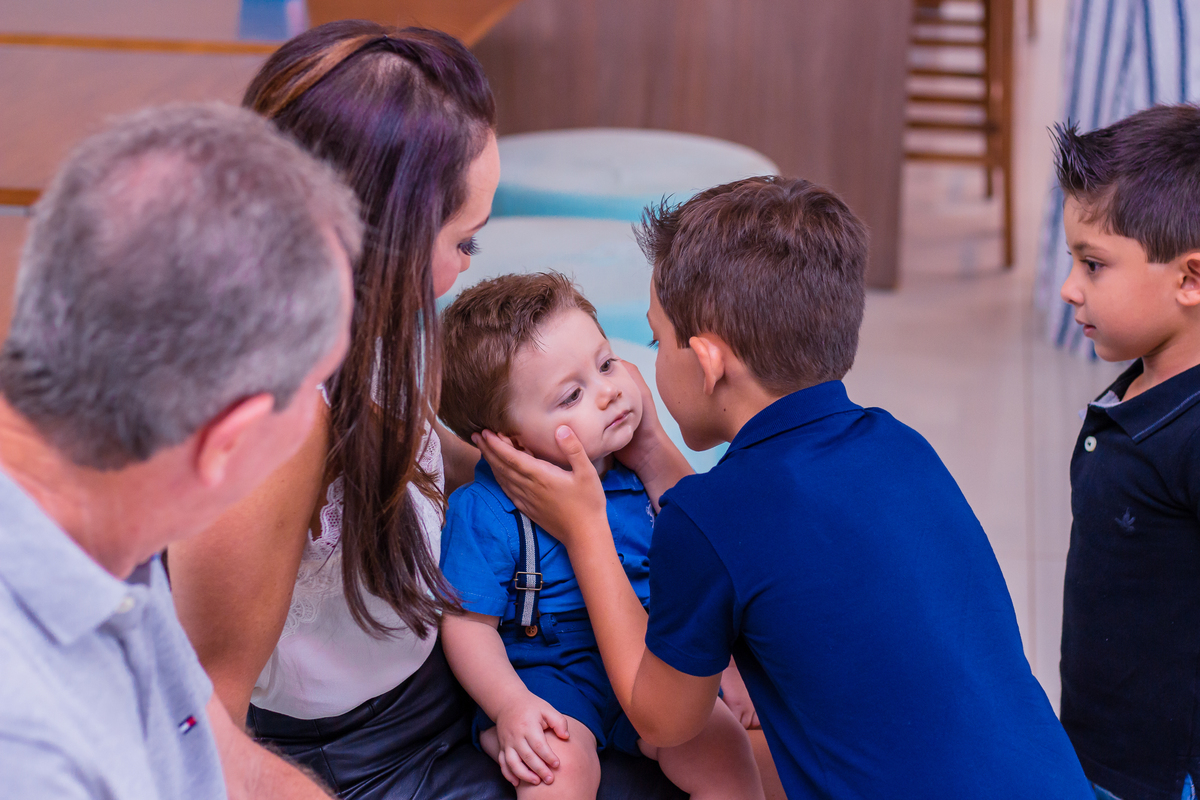 primo dando beijo em aniversariante