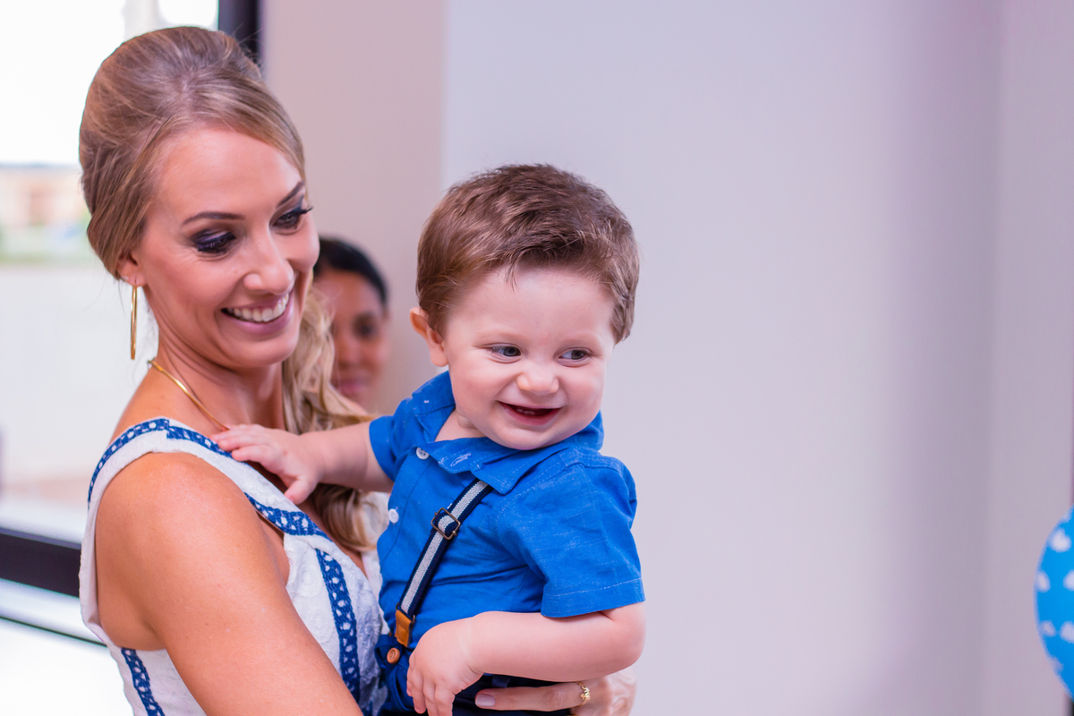 mãe e filho se divertindo em aniversário
